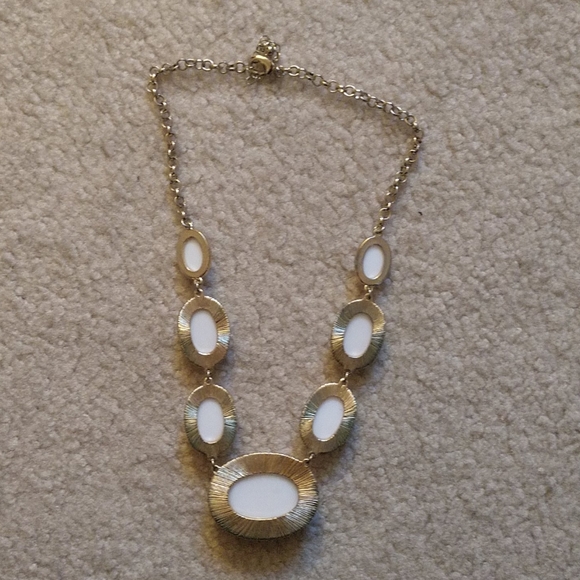 Costume jewelry statement necklace - Picture 2 of 3